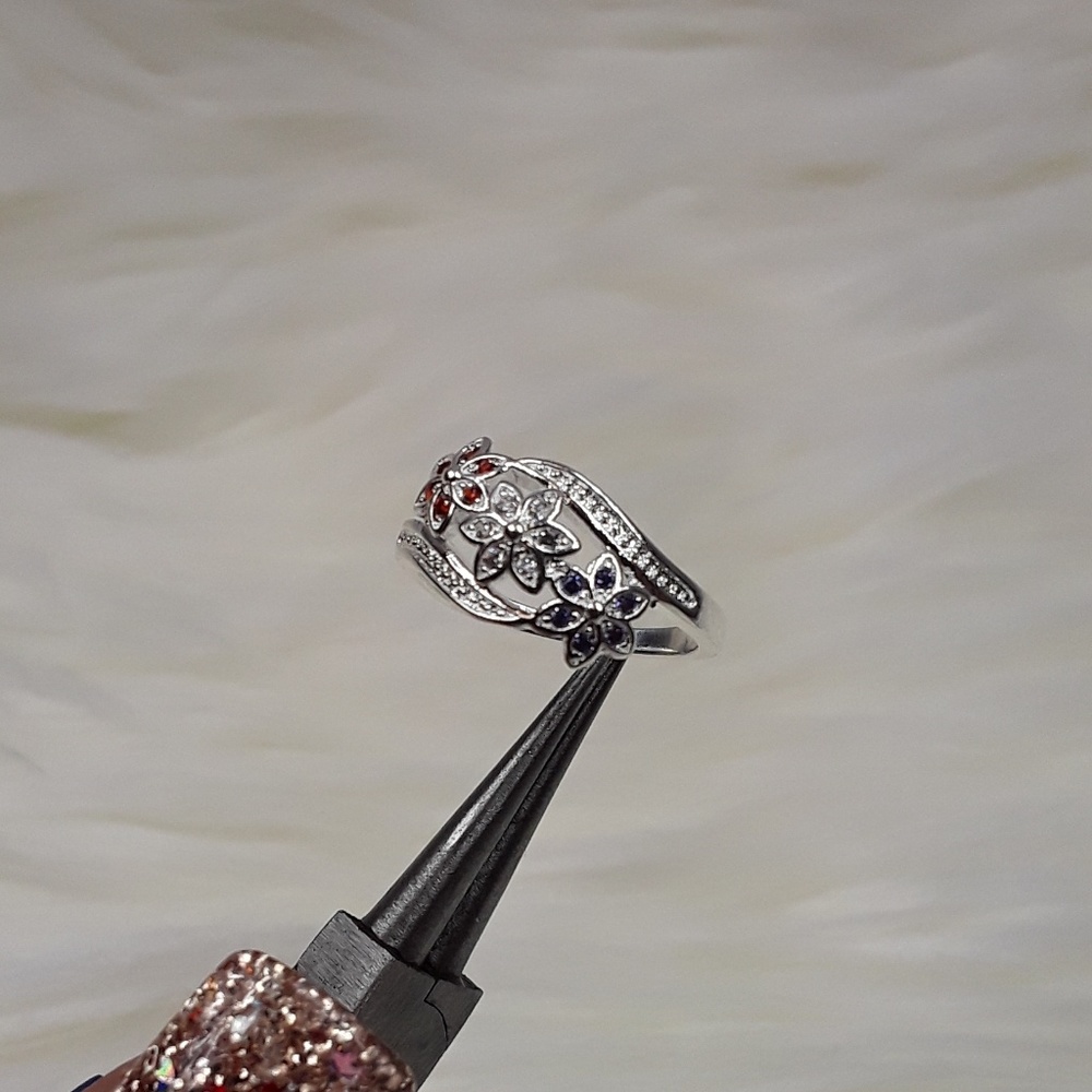 *** 5/$25 SALE! ***  Zircon Flower Ring - Picture 4 of 5